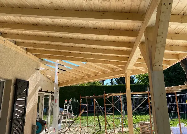 Travaux de construction de charpente en bois dans les Alpes-Maritimes (06)